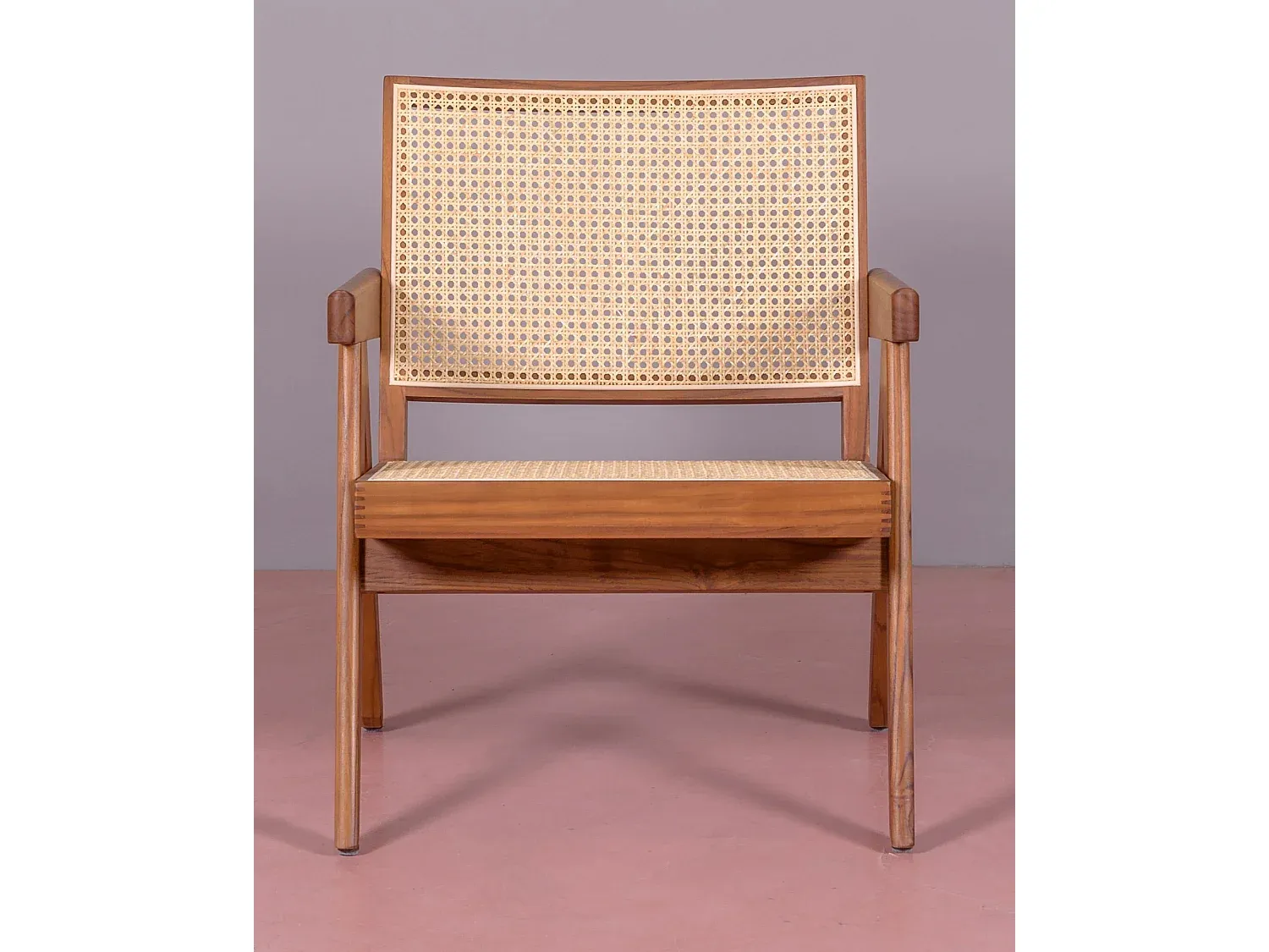 Klassischer Teakholz Sessel mit Rattanarmlehnen