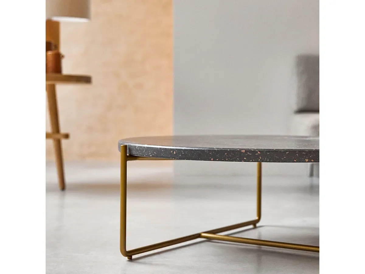 Moderner Couchtisch aus Metall und Terrazzo in Grau mit goldfarbenem Gestell