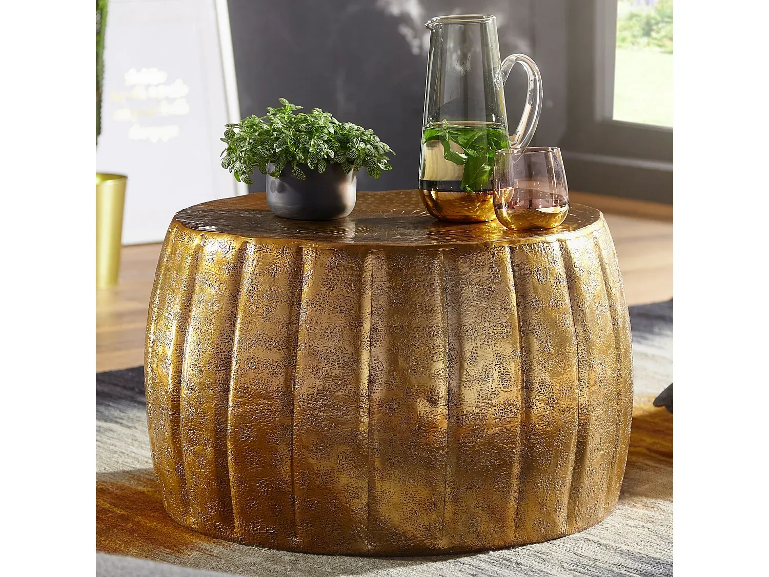 Runder Wohnzimmertisch aus Metall im modernen Design