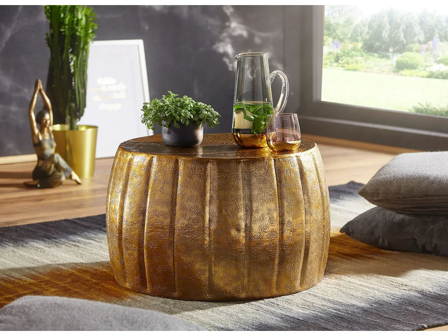 Runder Wohnzimmertisch aus Metall im modernen Design