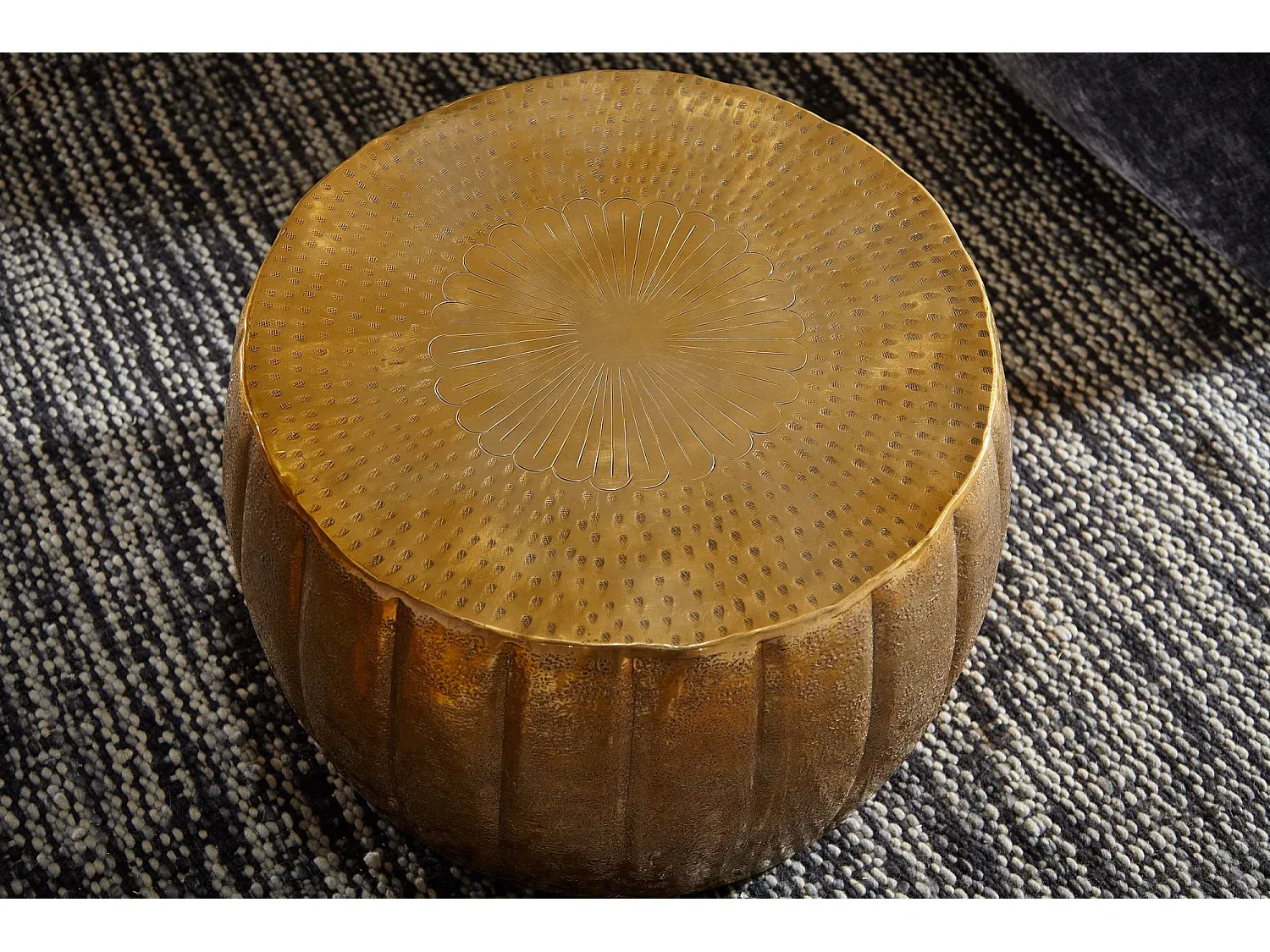 Runder Wohnzimmertisch aus Metall im modernen Design