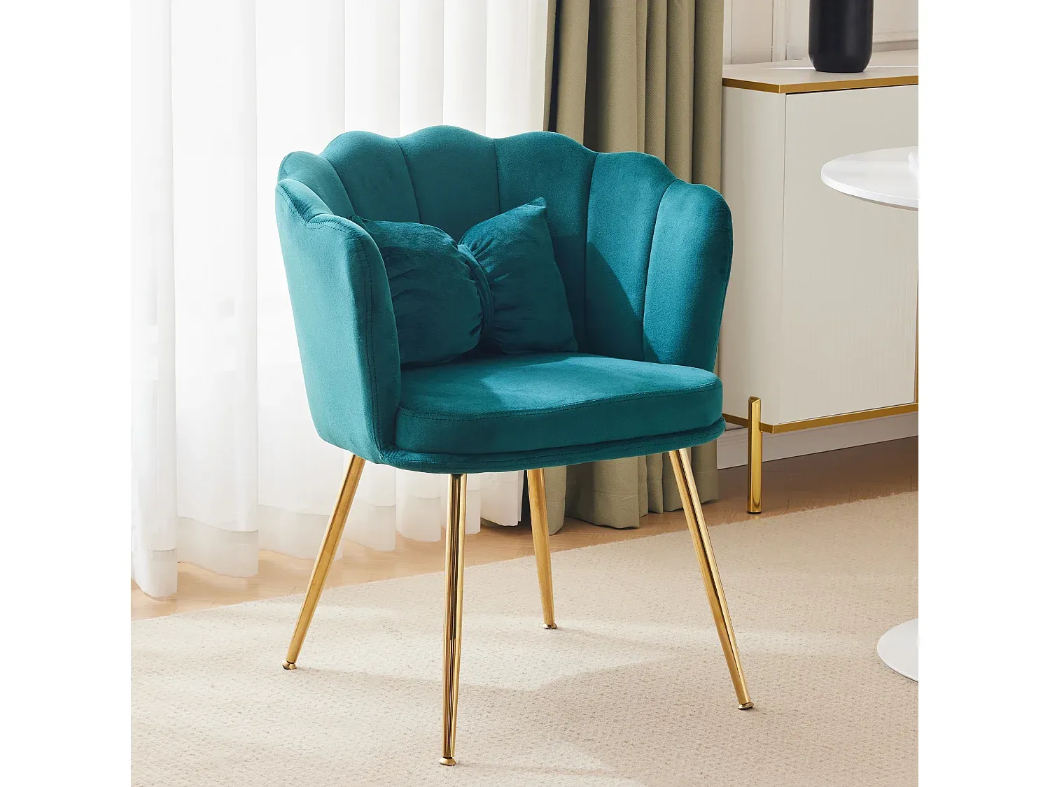 Moderner Samtstuhl mit Metallebeinen und Schmetterlingskissen – Grün