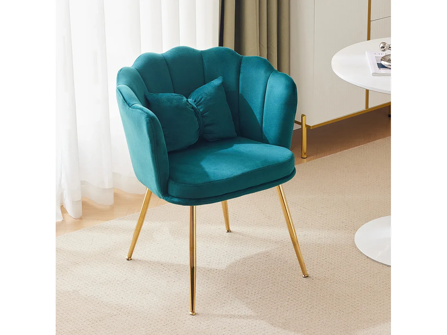 Moderner Samtstuhl mit Metallebeinen und Schmetterlingskissen – Grün