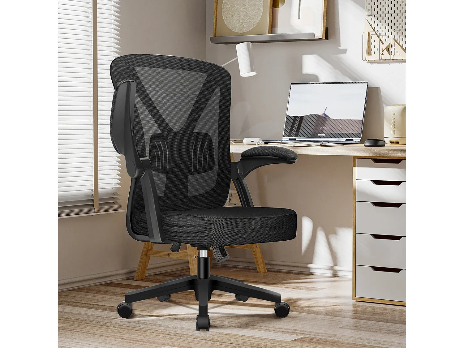 Ergonomischer Bürostuhl mit klappbaren Armlehnen und Lendenwirbelstütze