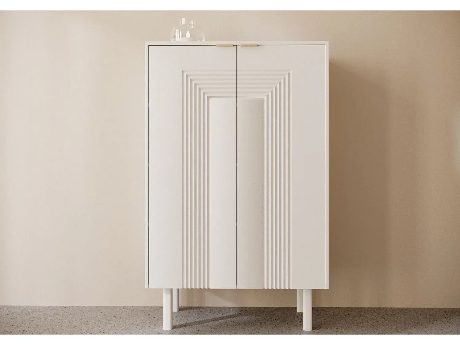 Moderner Schuhschrank mit Dekorfronten und Goldgriffen