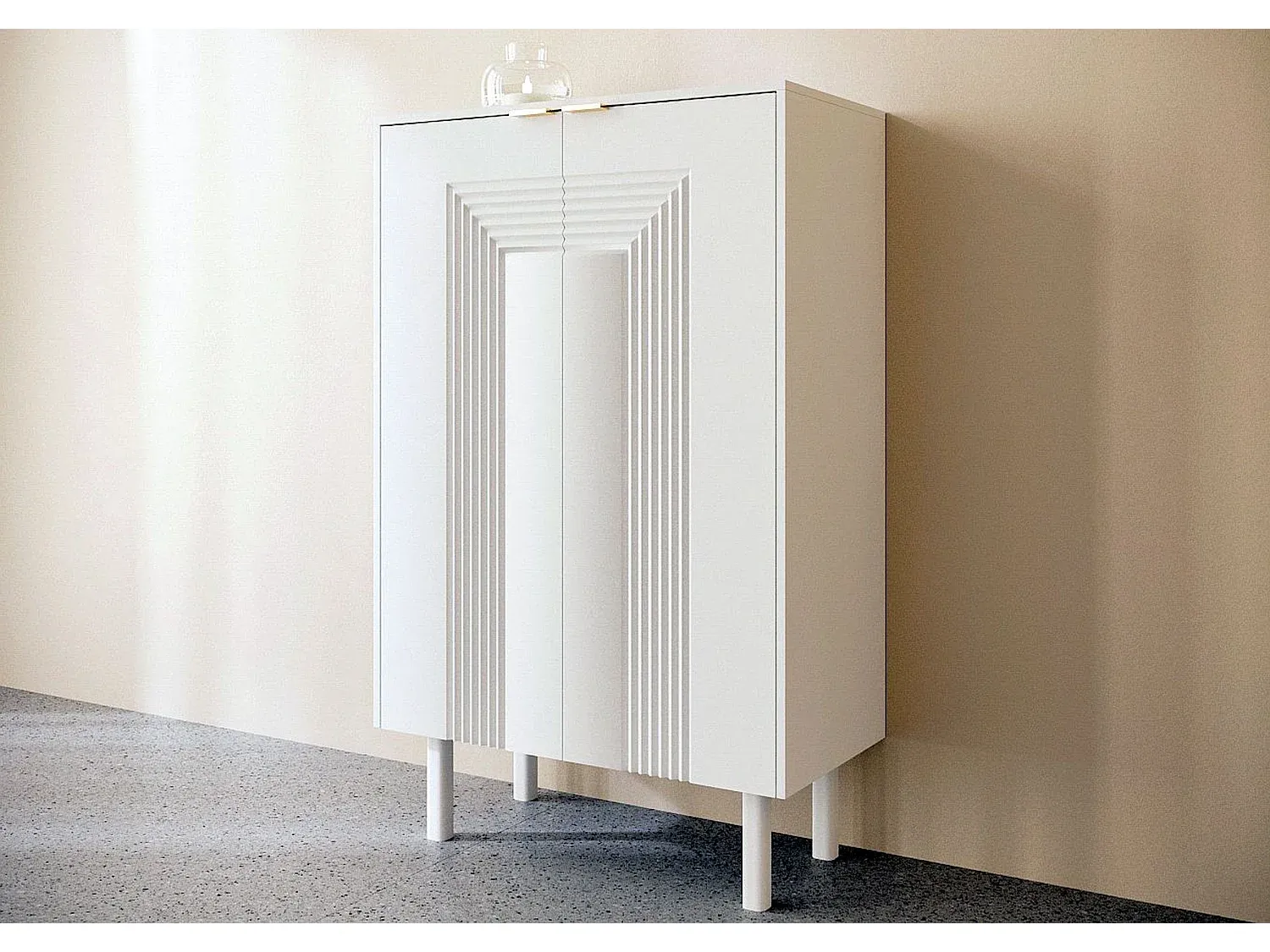 Moderner Schuhschrank mit Dekorfronten und Goldgriffen