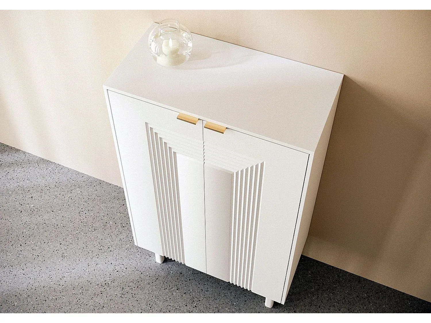 Moderner Schuhschrank mit Dekorfronten und Goldgriffen