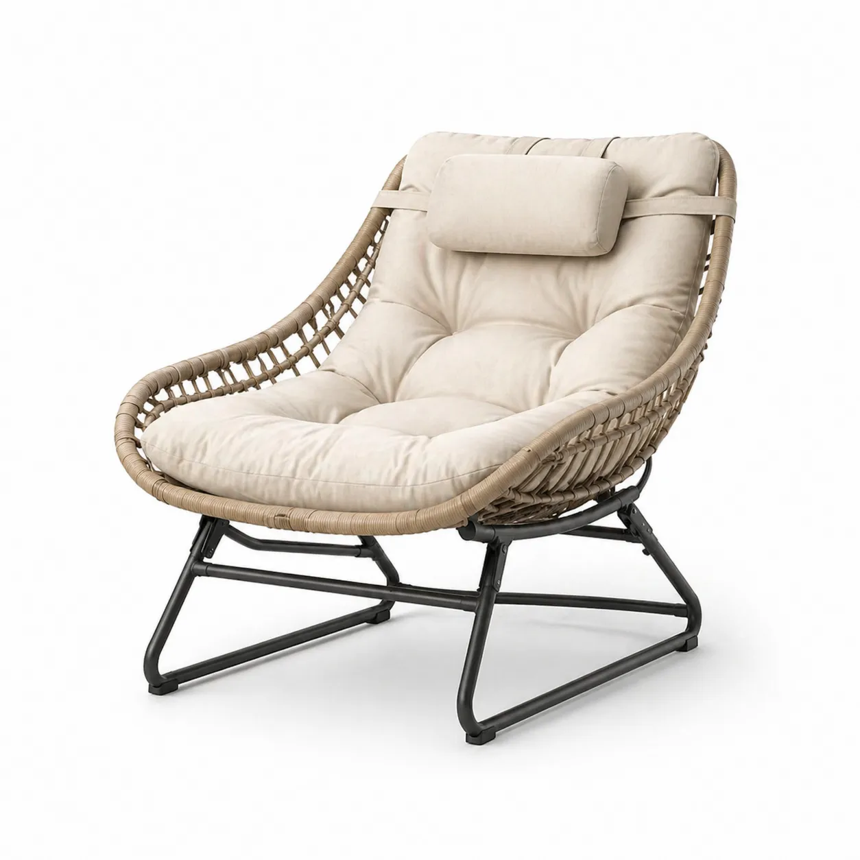 Chaise en rotin avec coussin beige et cadre en métal