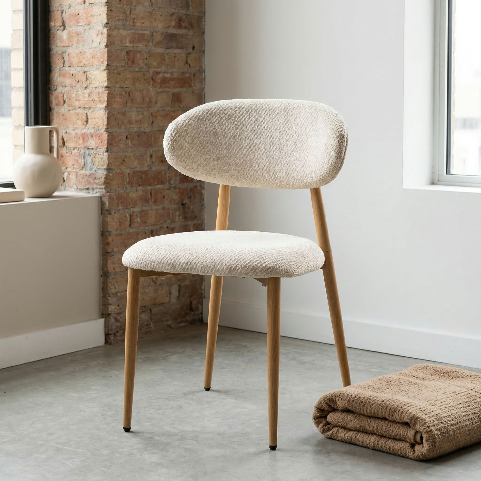 LYKKVØ Design-Polsterstuhl Set (2 Stück) – Ergonomischer Komfort in Beige mit Walnuss-Optik