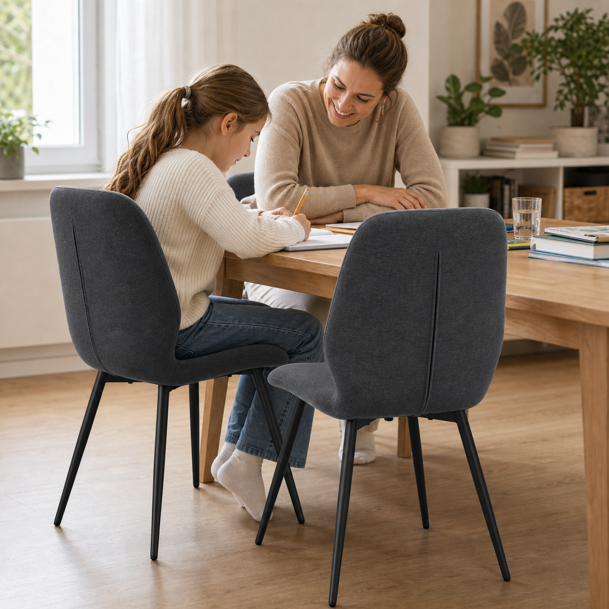 LYKKVO Finn Standardstuhl D im Familienalltag und bei Hausaufgaben