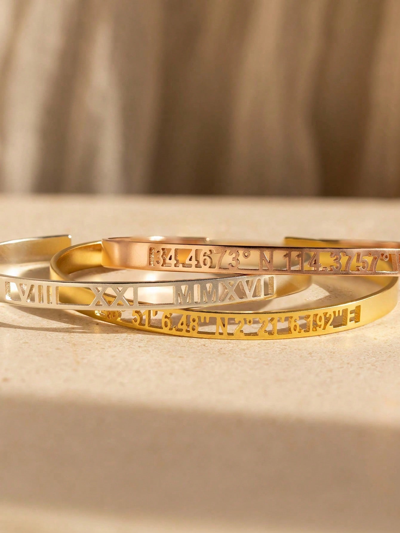 8K Gold Plated Stainless Steel Bangle Custom Roman Numeral Date Jewelry for Women Mom 英文摘要（≤60 字符） Fadeless 8K Gold Plated Bangle Personalized Roman Date Elegant Gift for Wedding Anniversary 详情描述（≤500 字符）