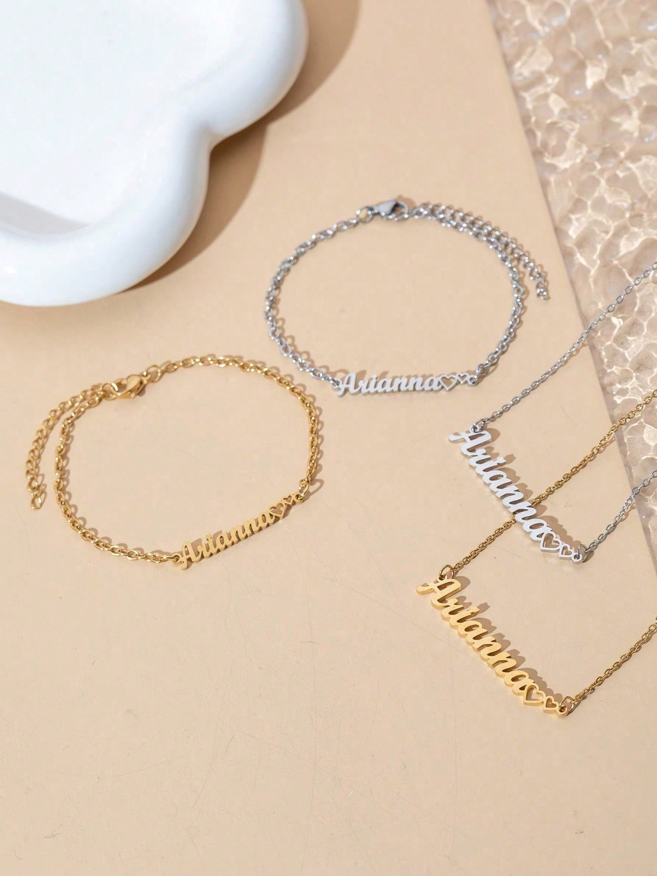 This personalized necklace and bracelet set features minimalist heart patterns and English names. Made of stainless steel, it serves as couple jewelry and is an ideal gift for Christmas, Halloween, Valentine's Day and anniversaries. It is suitable for cou