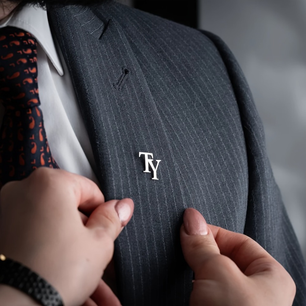 custom double initials stainless steel lapel pin-定造集