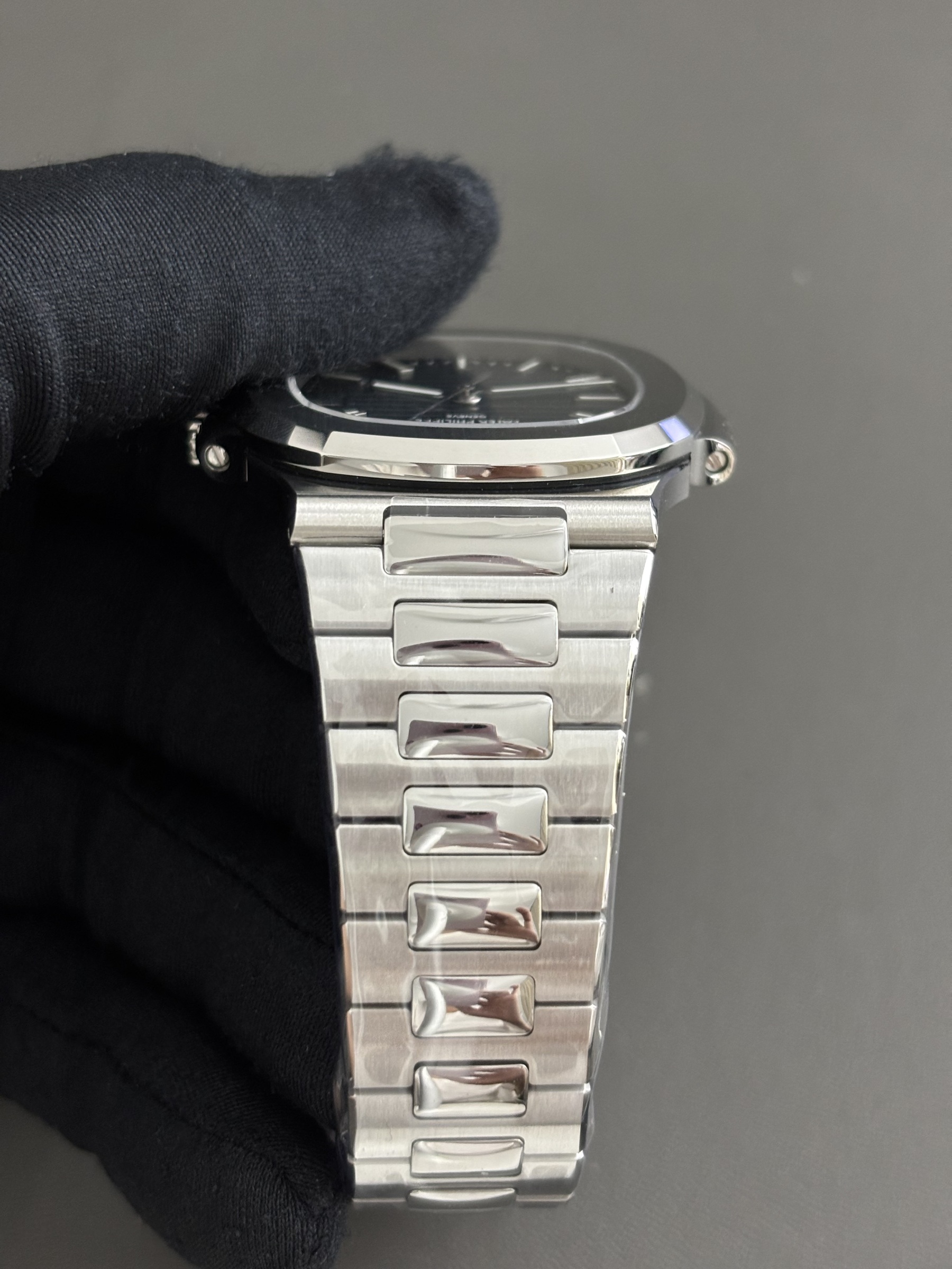 Patek Philippe Nautilus Series 5711/1A - 001