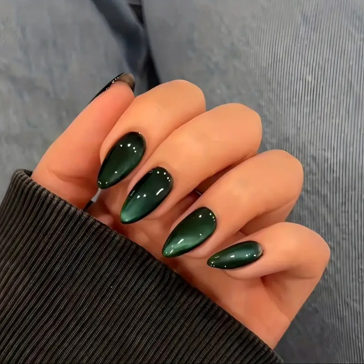24Pcs Green Cat Eye Press On Nails, Glossy Emerald Almond Fake Nails, Ice Transparent Shimmer False Nails, Reusable Stick On Nails for Women