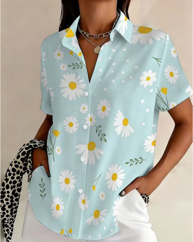 Women's Light Blue Daisy Print Short Sleeve Button Down Shirts, Casual Lapel Collar Loose Summer Blouses, Polyester Soft Floral Shirts for Daily Vacation