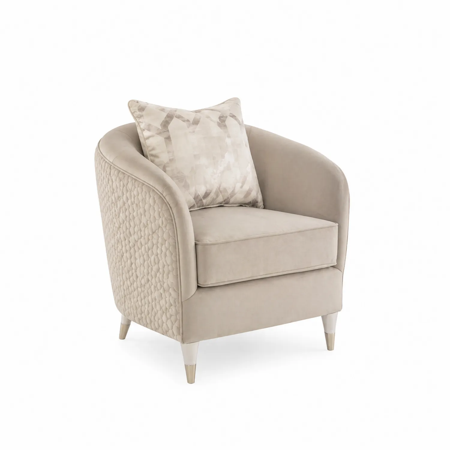 Sillón de terciopelo beige con estructura de madera