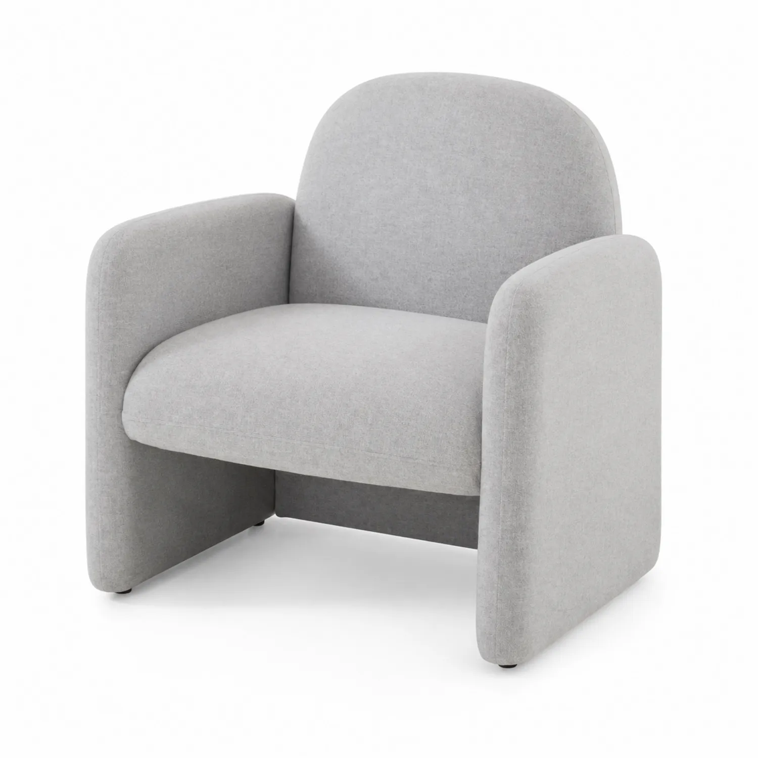 Silla tapizada en tela gris con estructura de madera