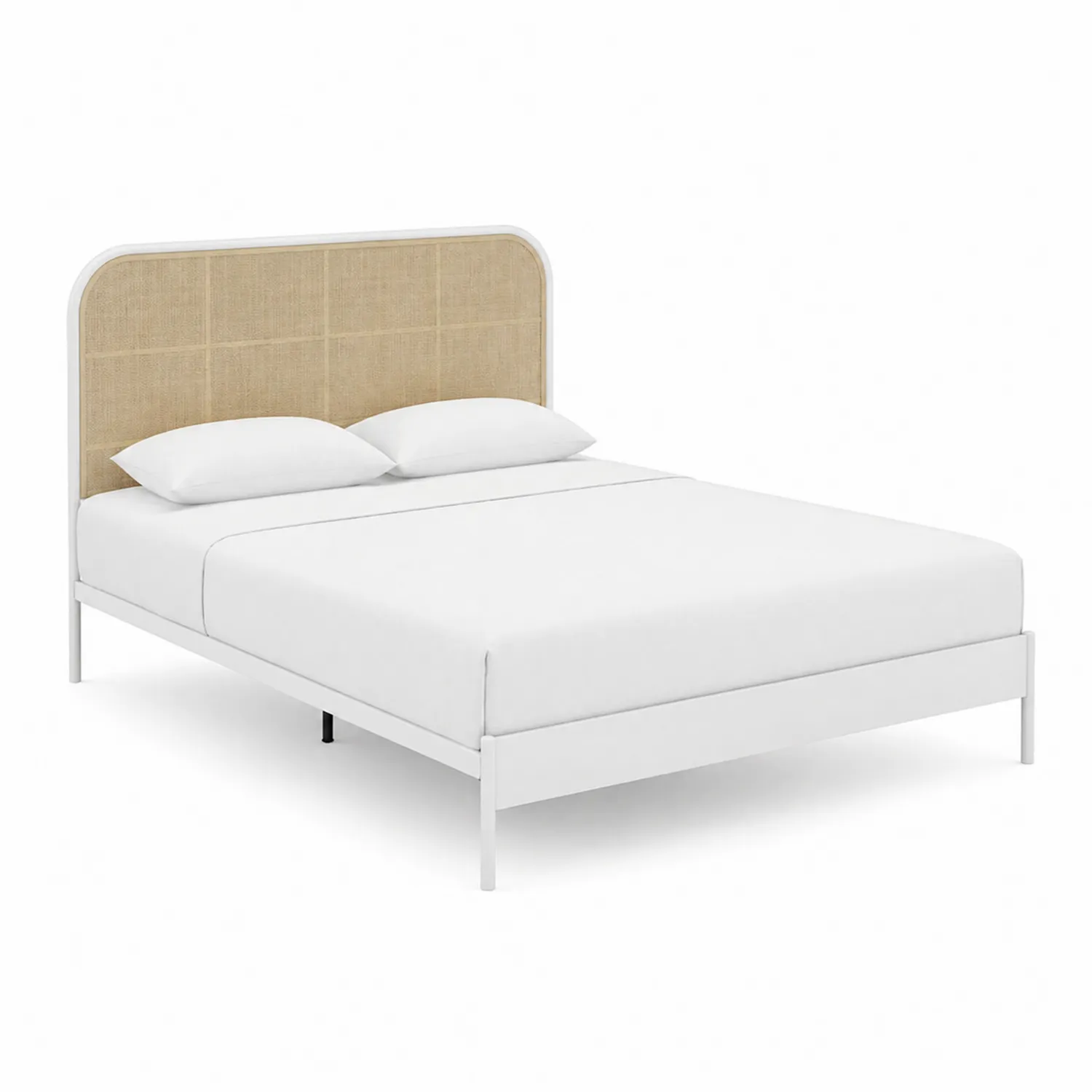 Cama doble de metal con cabecero de ratán