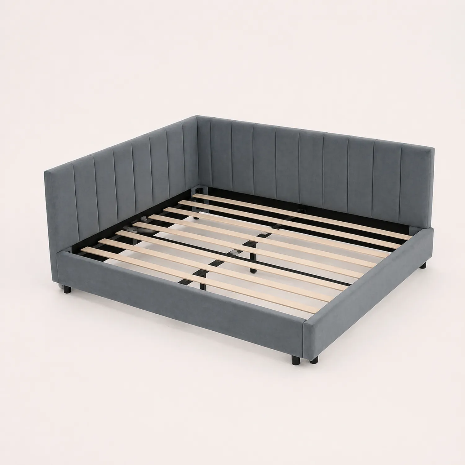 Cama de día tapizada en terciopelo gris con estructura de madera