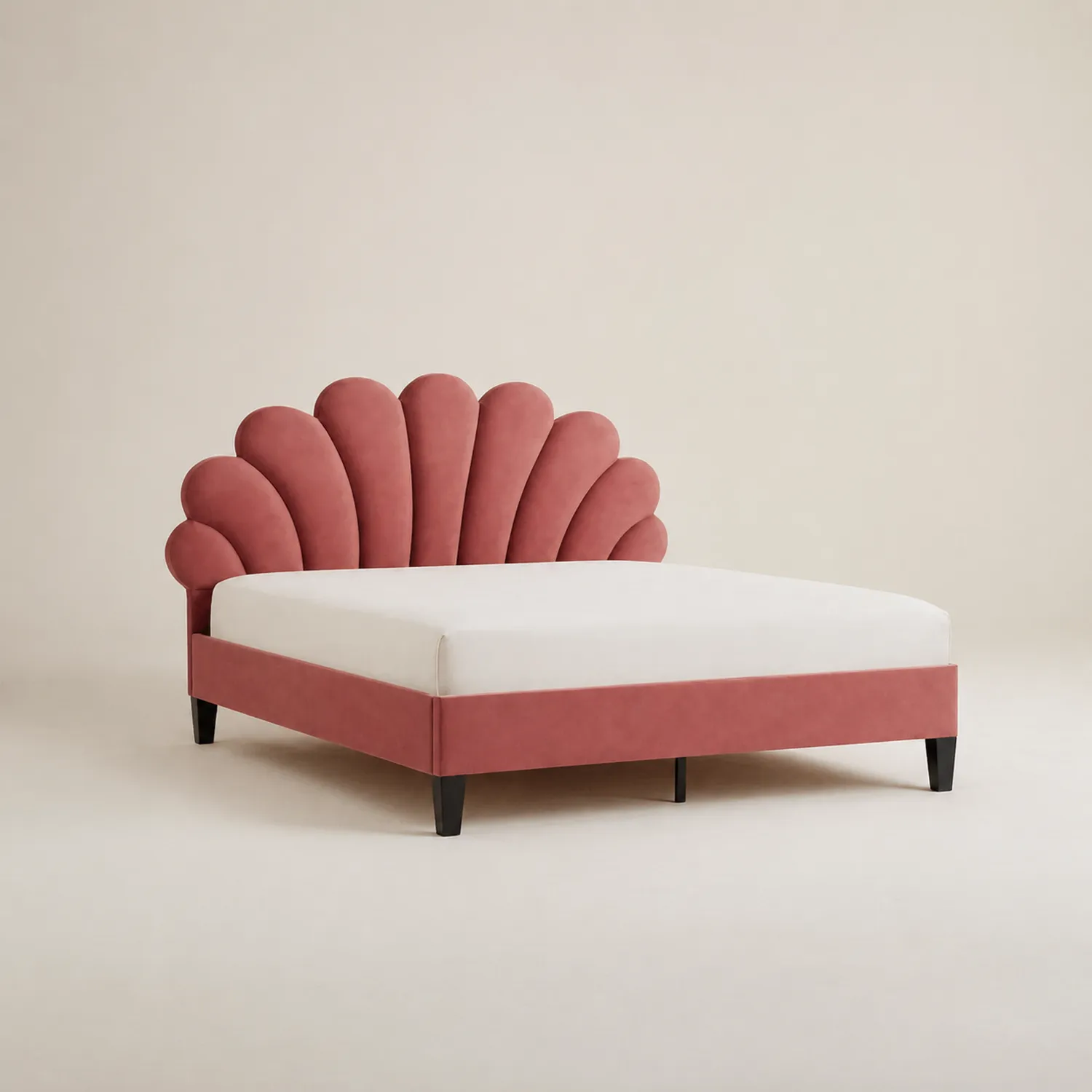 Cama de terciopelo rosa con cabecero en forma de abanico
