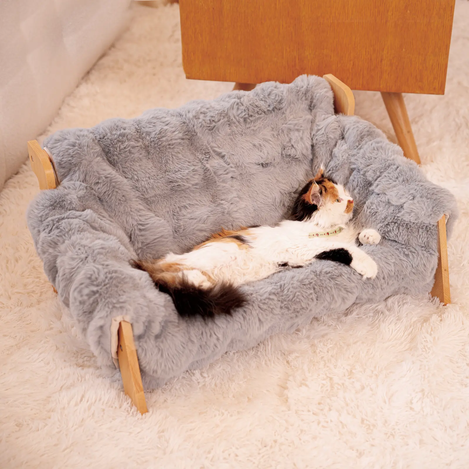 Elevated Wooden Pet Couch Bed, Solid‑Wood Frame Cat & Small Dog Lounge, Removable Washable Fluffy Cover for Indoor Use