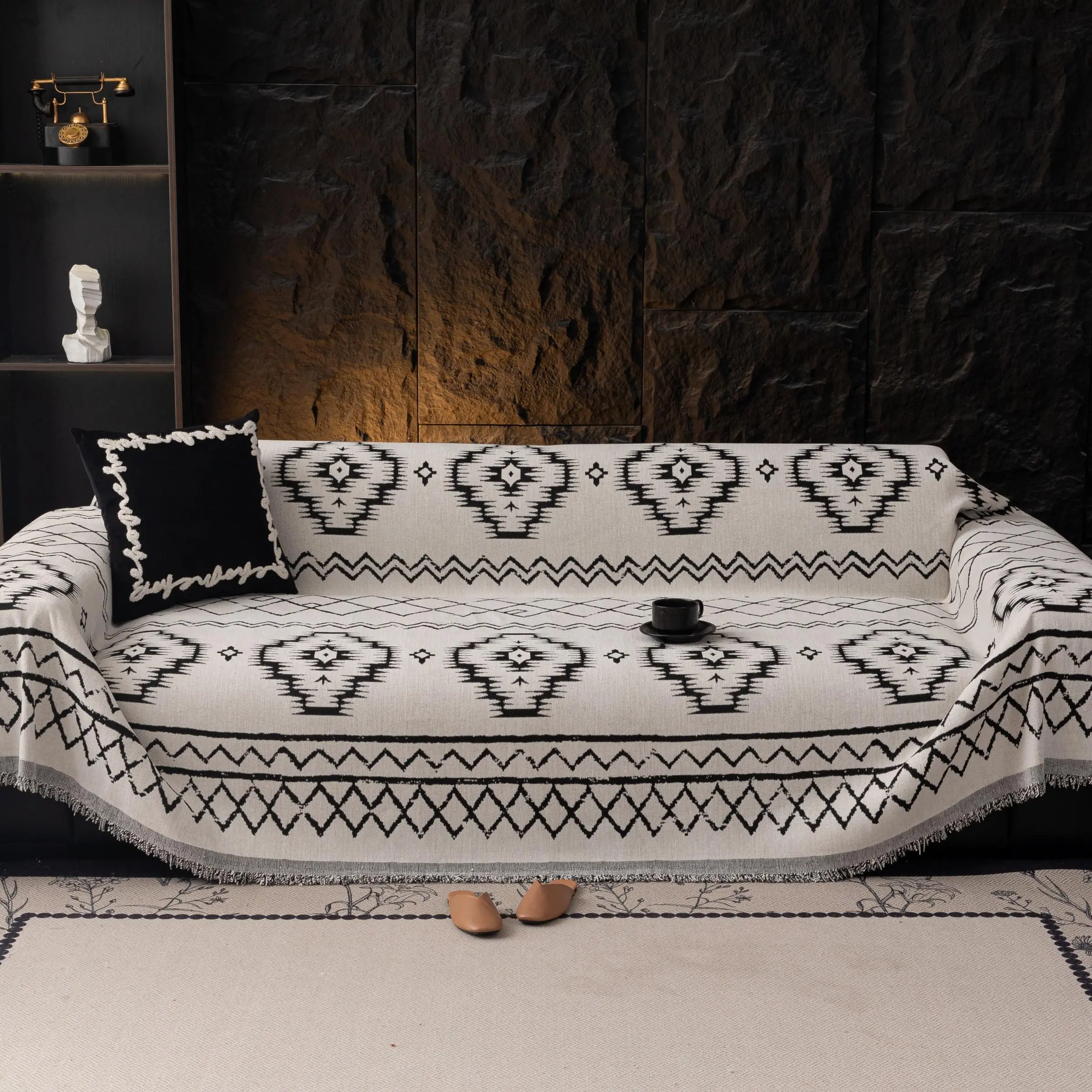 Moroccan Style Chenille Sofa Blanket, Chic Moroccan Pattern, Easy to Clean, Durable & Anti-Scratch, Suitable for Home & Pet Owners, All-Season Use, Washable Sofa Slipcover, Decorative Sofa Protector