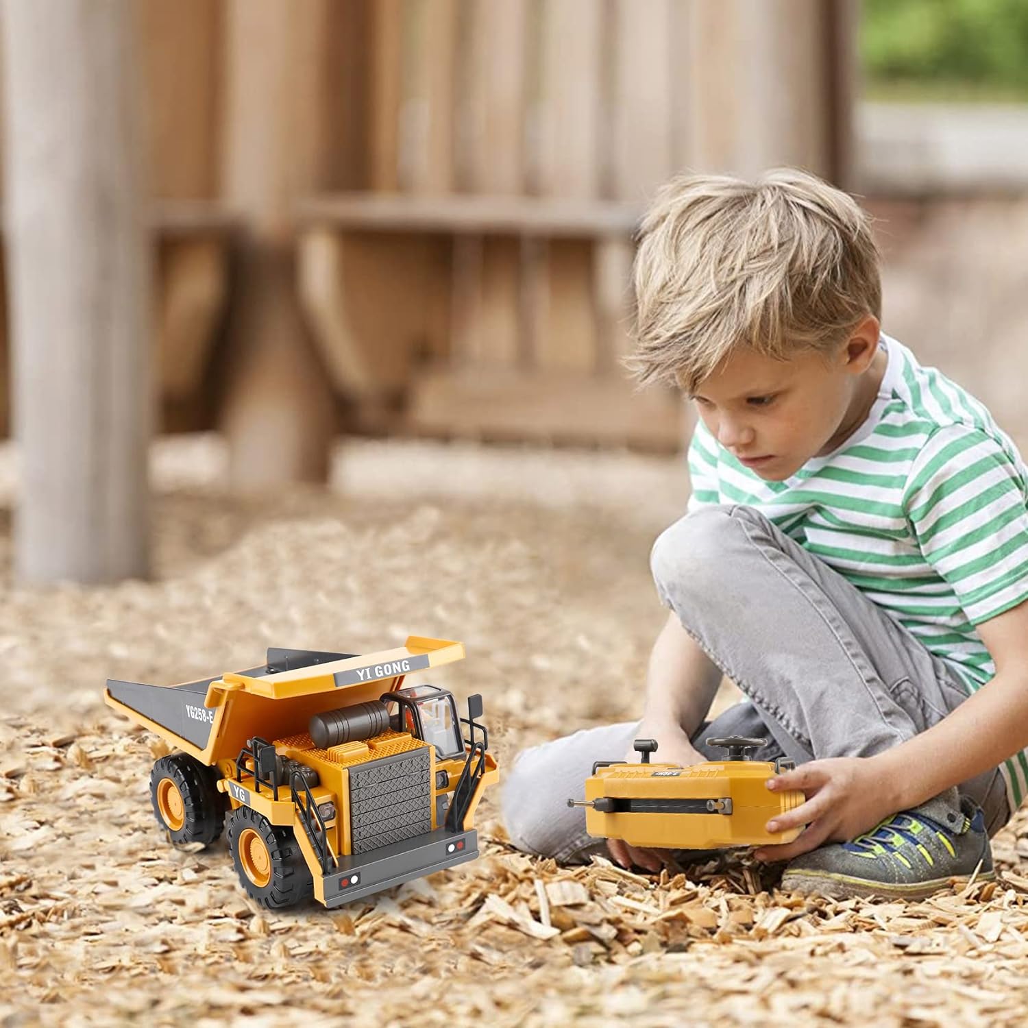 (Easy for kids!)Excavator RC Construction Truck 2.4G High-tech Remote-Control Bulldozer Construction Vehicle Electronic Toy Features lights, sounds and realistic tracks, suitable for children's play, children's gifts, birthday gifts,not 100% metal