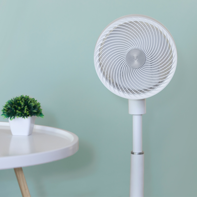 Hangvezérelt álló légkeringtető ventilátor