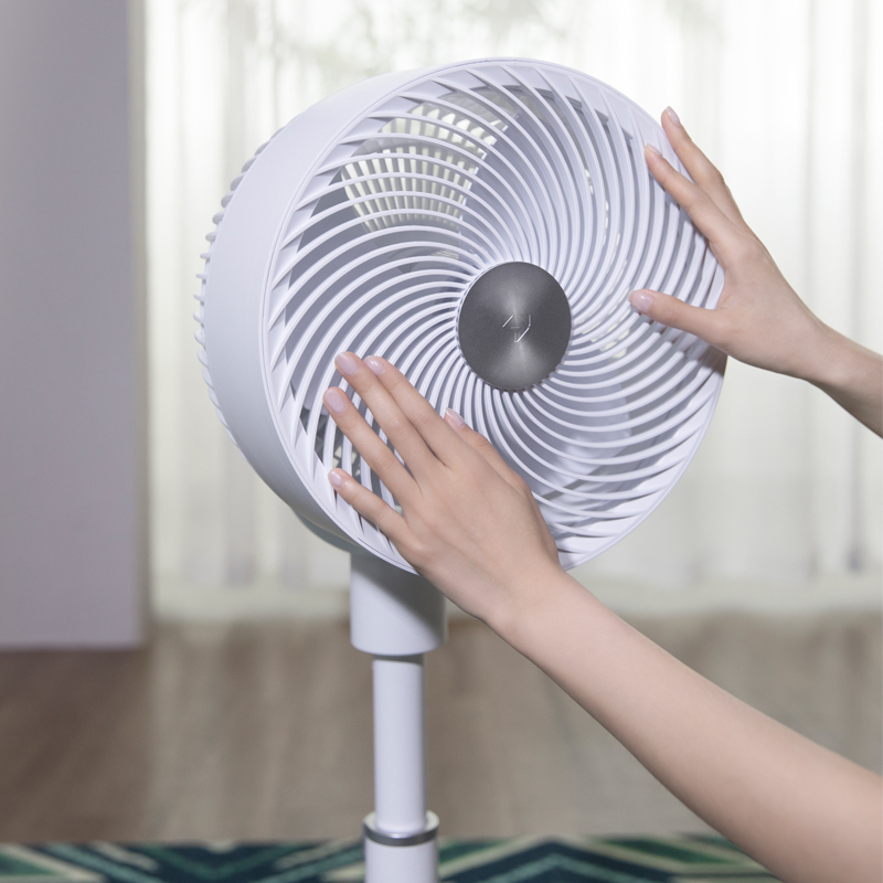 Hangvezérelt álló légkeringtető ventilátor