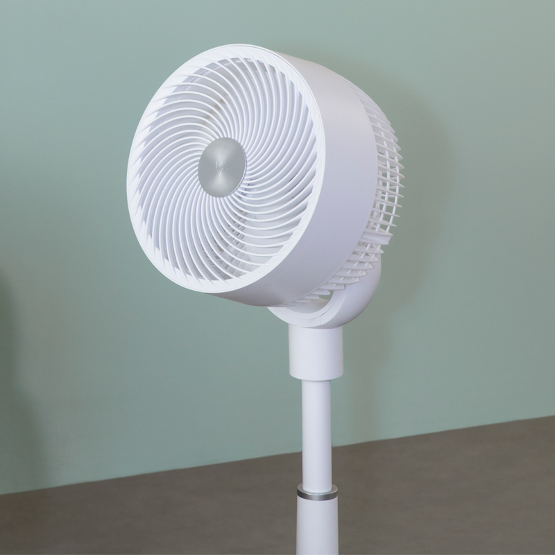 Hangvezérelt álló légkeringtető ventilátor