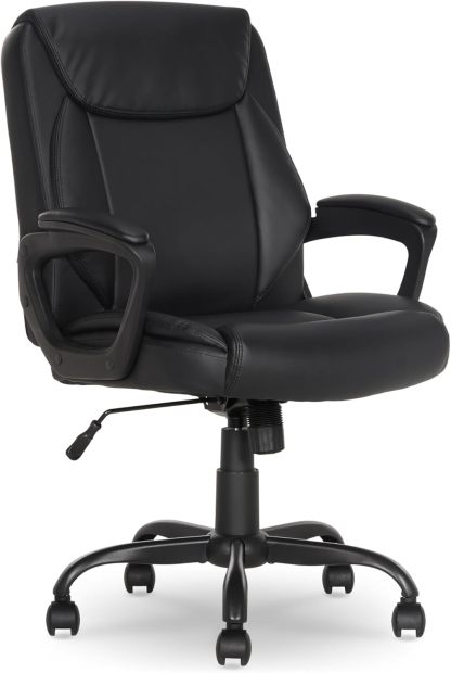 Amazon Basics Silla de escritorio acolchada de poliuretano Classic Puresoft con respaldo medio, para oficina, con reposabrazos, color marrón
