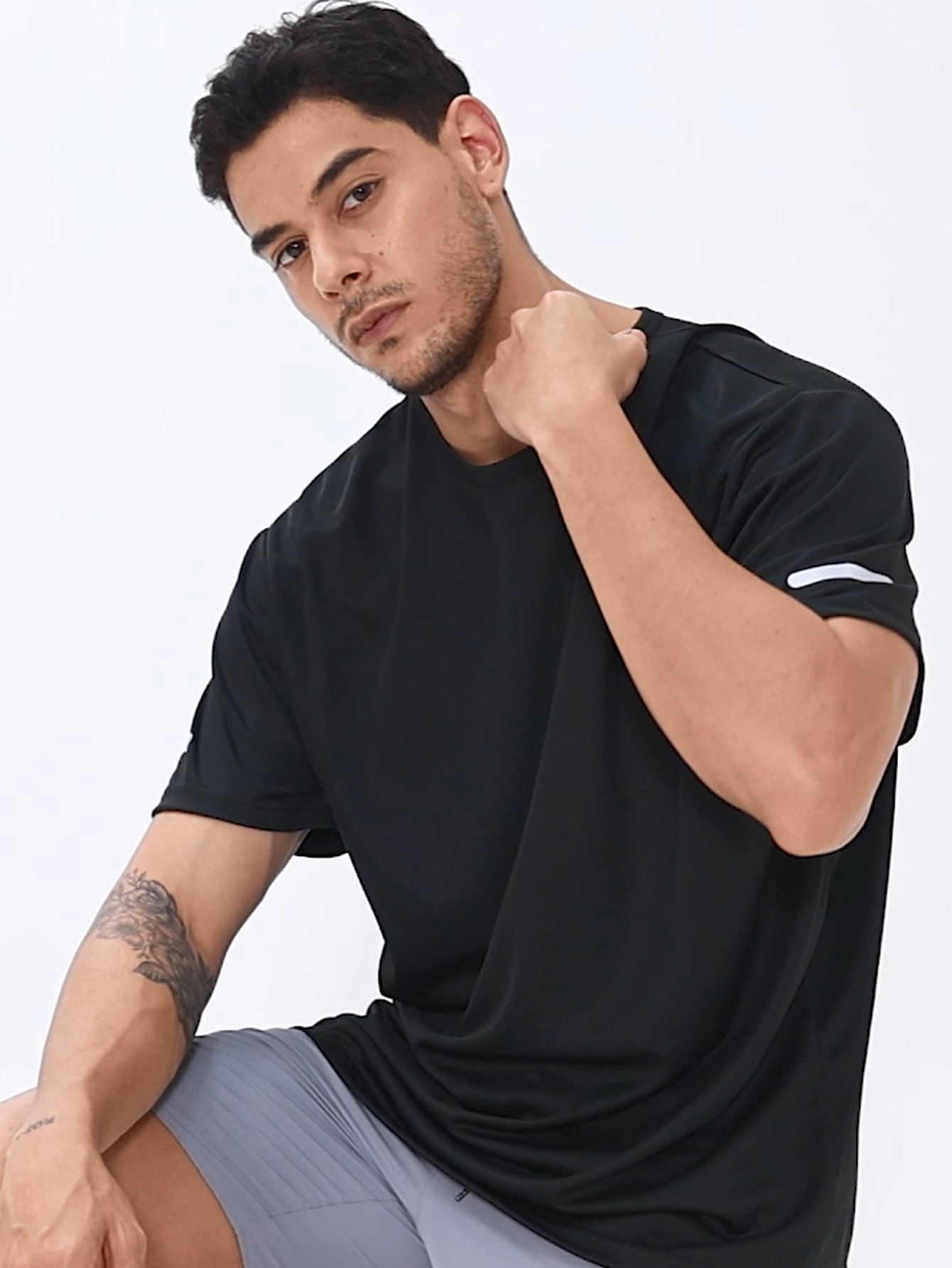 Camiseta casual de manga corta para hombre con diseño reflectante; prenda superior transpirable ideal para el verano, running, gimnasio y entrenamiento deportivo; camiseta ajustada a rayas para uso diario y actividades al aire libre.