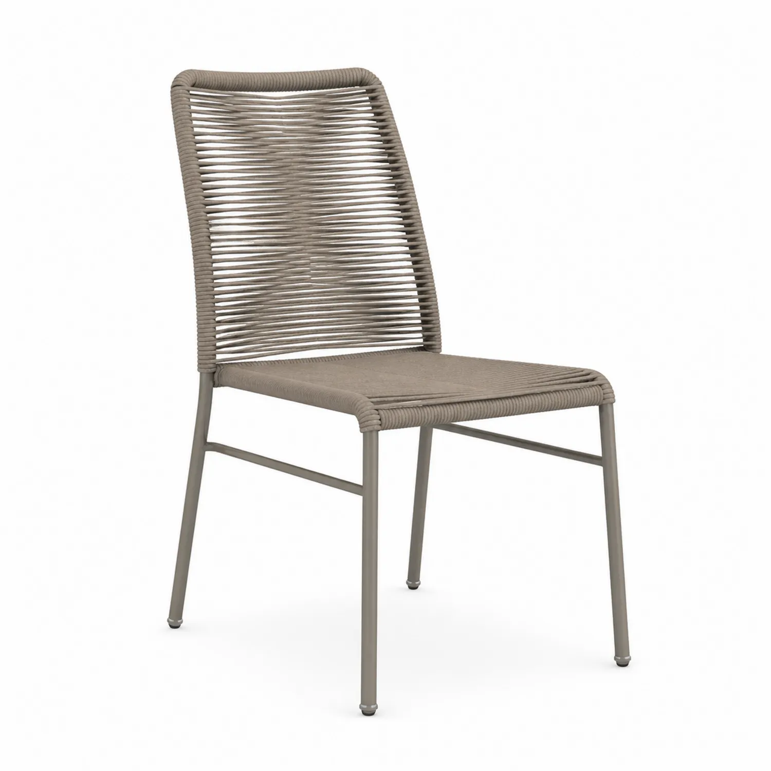 Silla de cuerda marrón claro con estructura metálica
