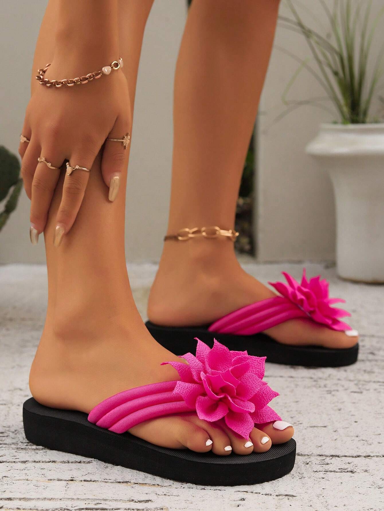 Women's Flip Flops, European And American Style, Fashionable, Comfortable, Lightweight, Beach Sandals, Casual Floral Slippers For Home