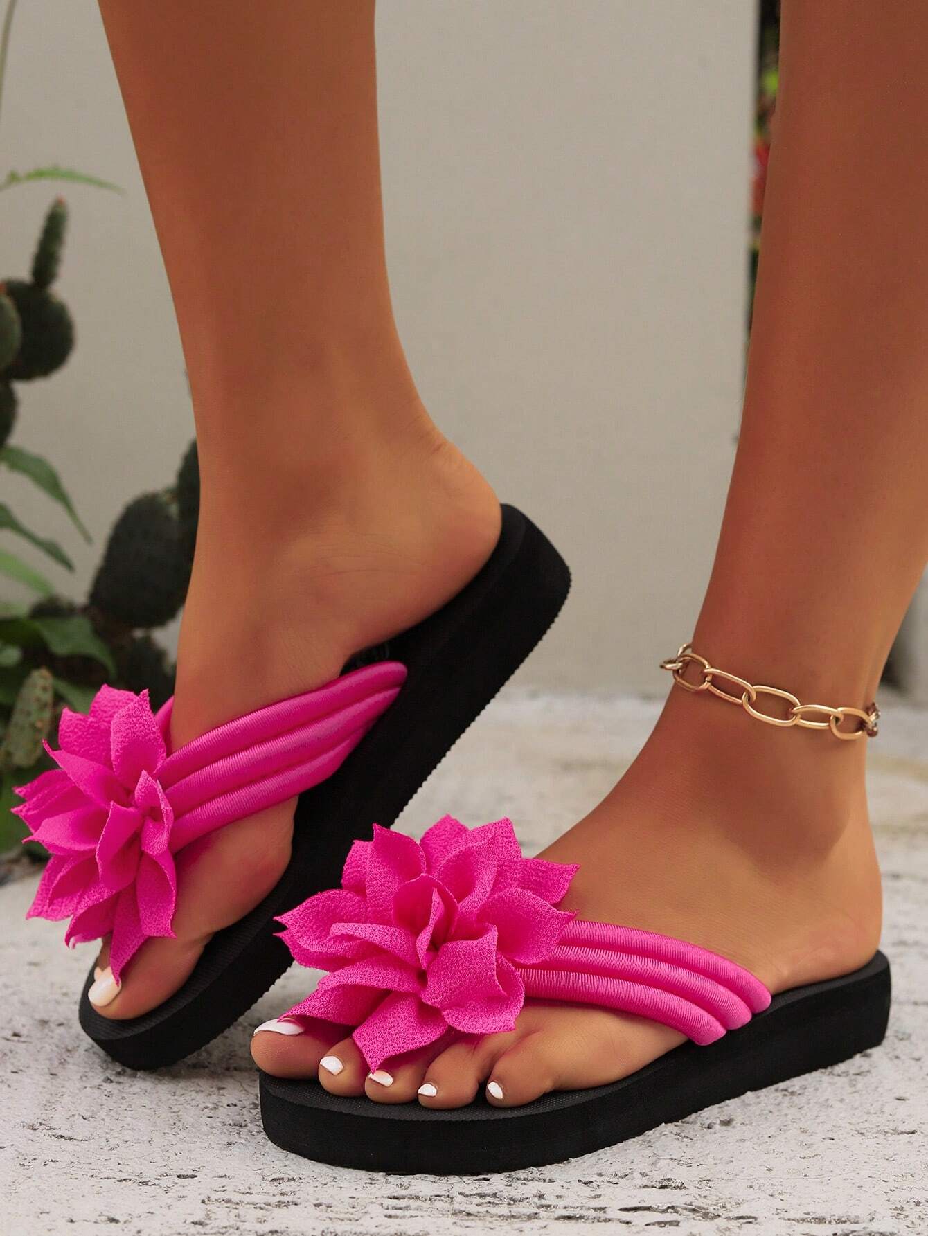 Women's Flip Flops, European And American Style, Fashionable, Comfortable, Lightweight, Beach Sandals, Casual Floral Slippers For Home