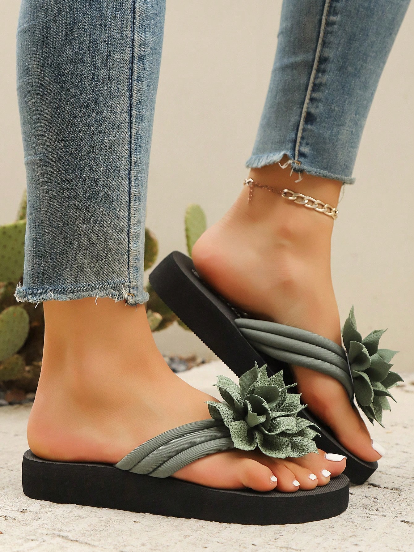 Women's Flip Flops, European And American Style, Fashionable, Comfortable, Lightweight, Beach Sandals, Casual Floral Slippers For Home