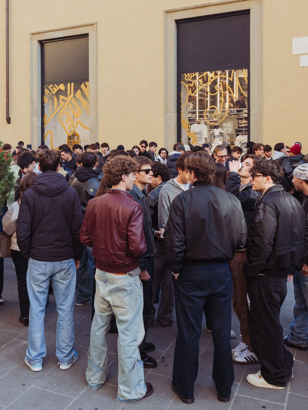 people-waiting-outside-the-store