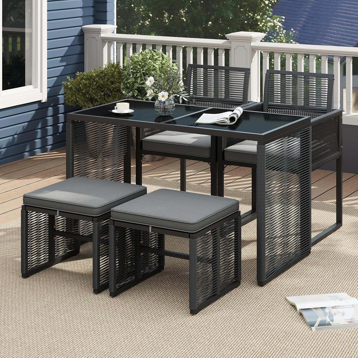 Juego de comedor para patio de 5 piezas de mimbre de polietileno, juego de conversación para exteriores con cojines, silla de ratán para patio que ahorra espacio y asiento de cuero templado.