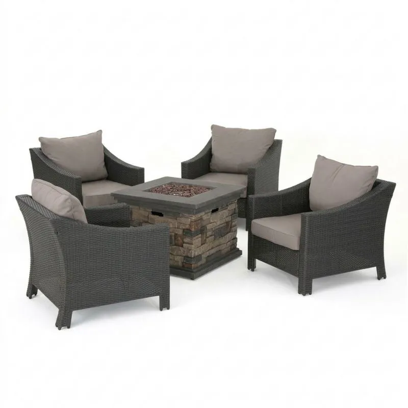 Conjunto de muebles de ratán gris oscuro, que incluye mesa con chimenea y superficie de mármol.-Sylverando