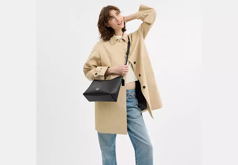 Laurel Shoulder Bag In Signature Canvas