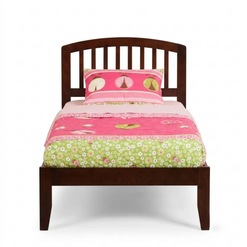 Dunkelbraunes Massivholz-Einzelbett mit rosa/grüner Bettwäsche