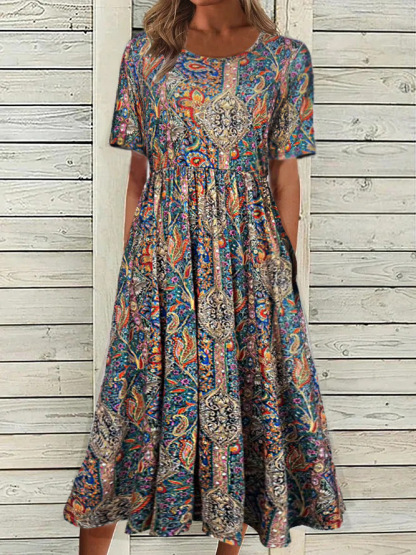 Damenkleid mit Rundhalsausschnitt, kurzen Ärmeln und Boho-Muster