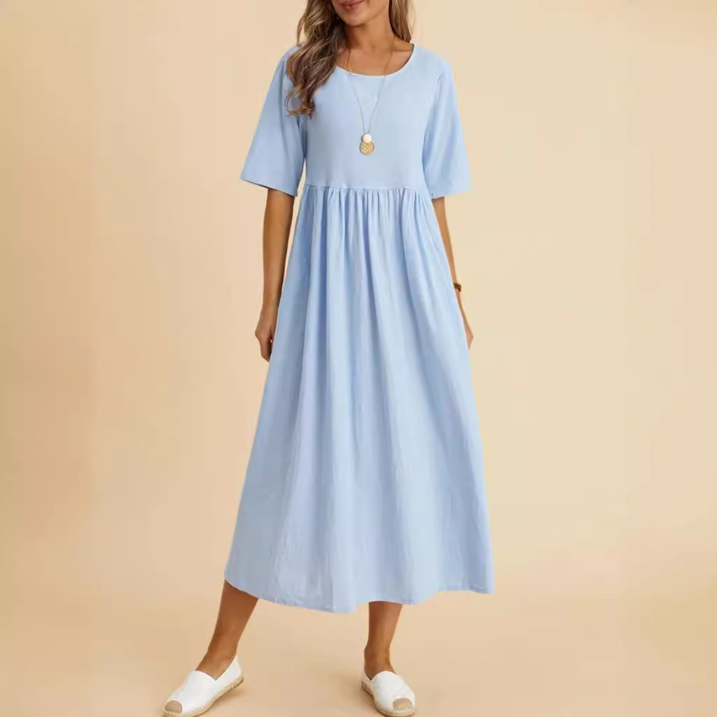 Locker sitzendes, kurzärmeliges Midikleid aus Baumwolle und Leinen mit Rundhalsausschnitt.