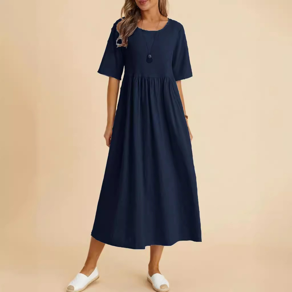 Locker sitzendes, kurzärmeliges Midikleid aus Baumwolle und Leinen mit Rundhalsausschnitt.