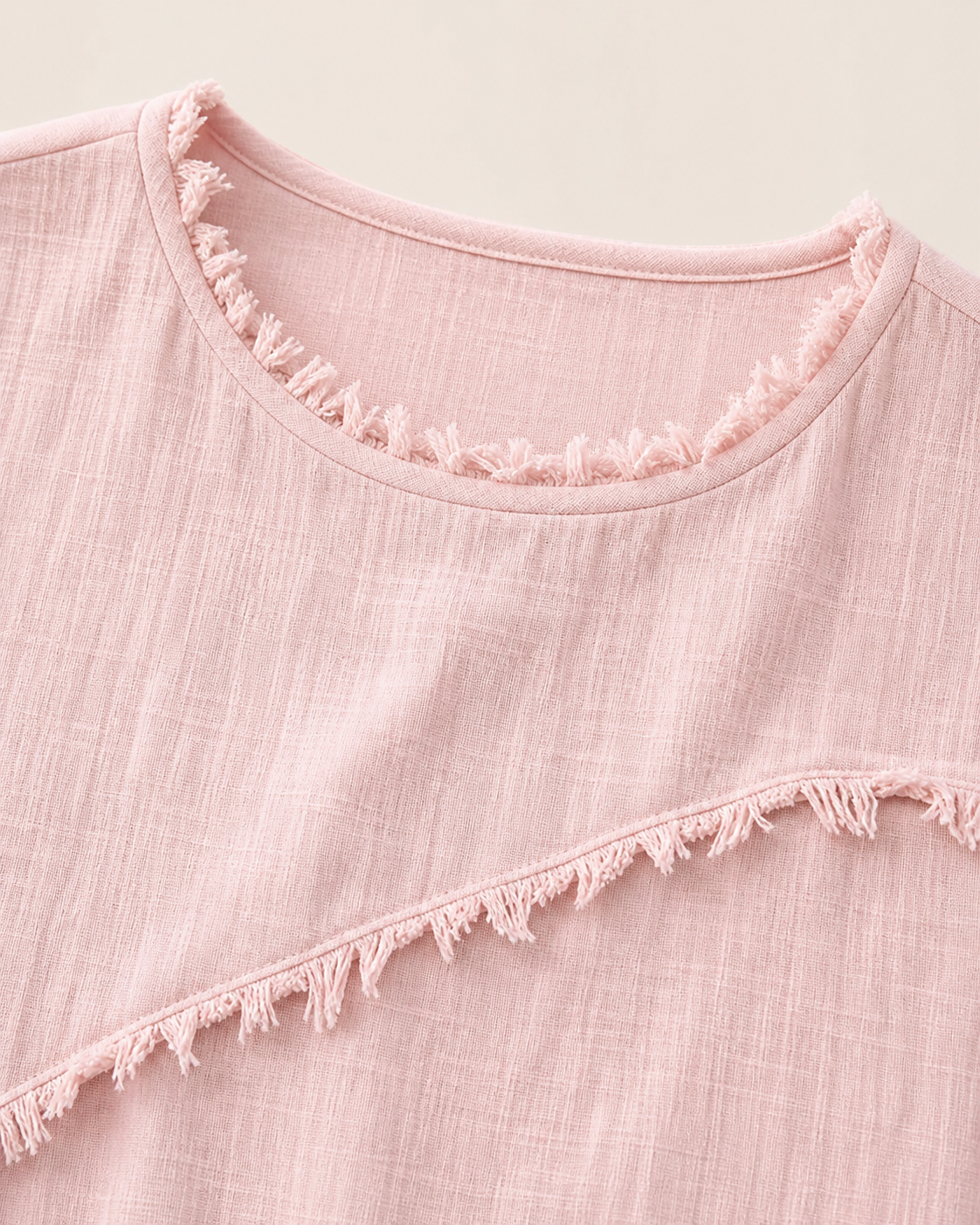 Détail de l'encolure à franges et du tissu