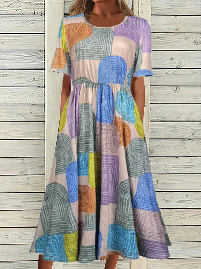 Damenkleid mit Rundhalsausschnitt, kurzen Ärmeln und Boho-Muster