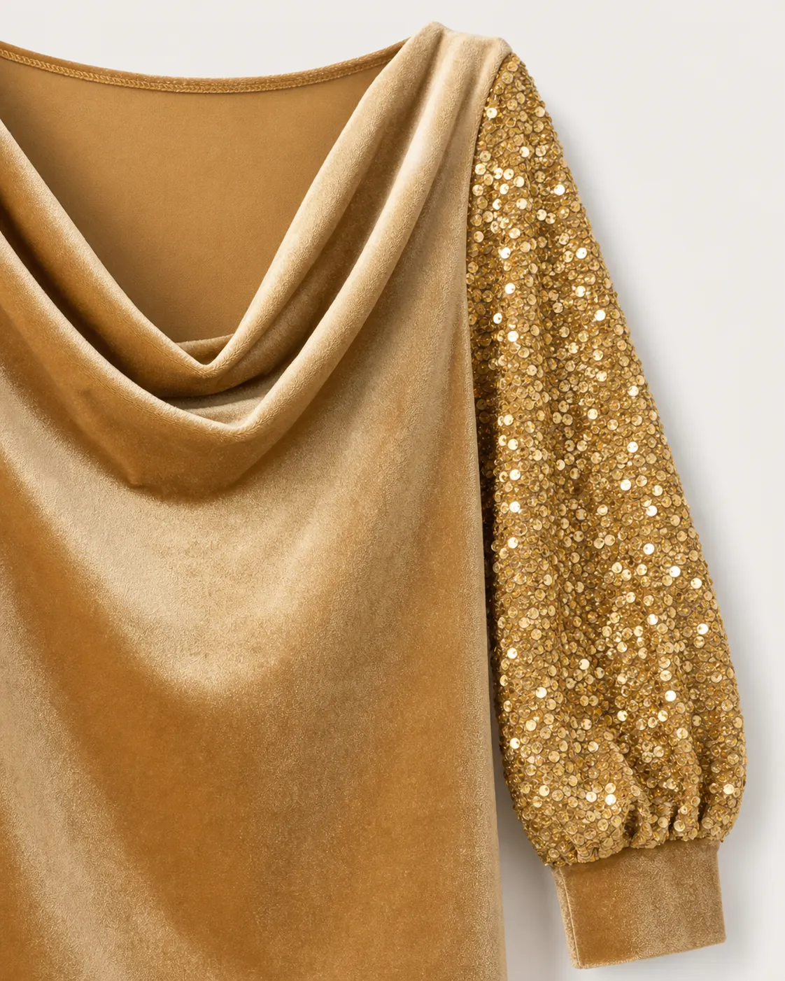 Détail du col en velours et des manches en sequins