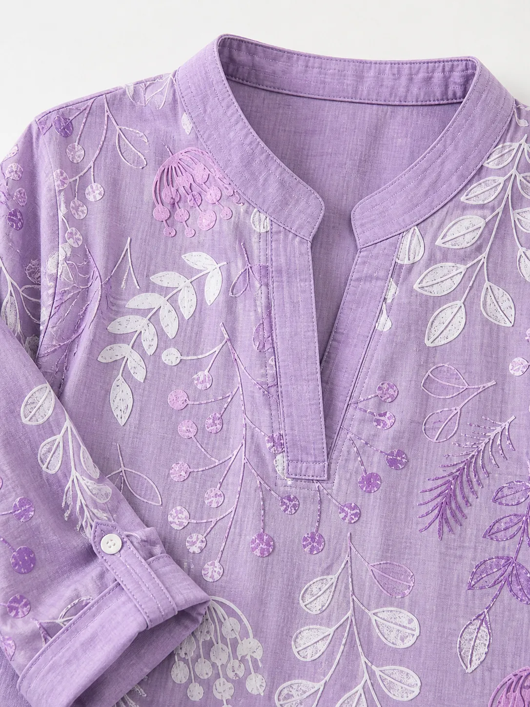 Chemise imprimée à col en V - Détails du col, de la patte de boutonnage et du poignet retroussable.