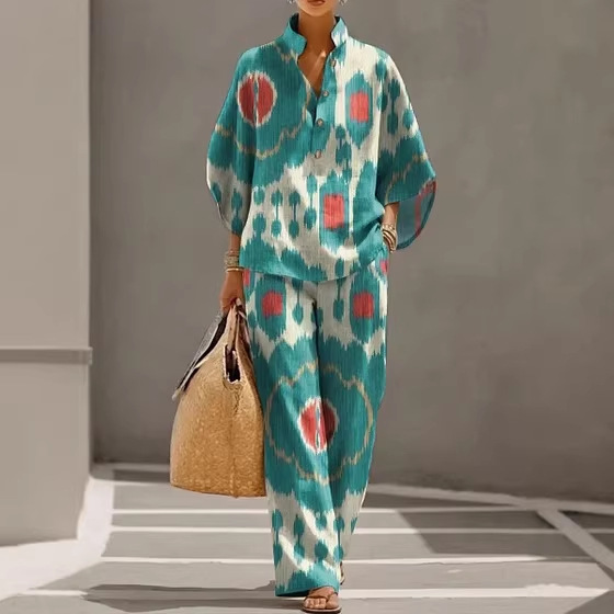 Zweiteiliges Set aus Damen-Poloshirt mit Stehkragen und weit geschnittener Hose im Retro-Stil